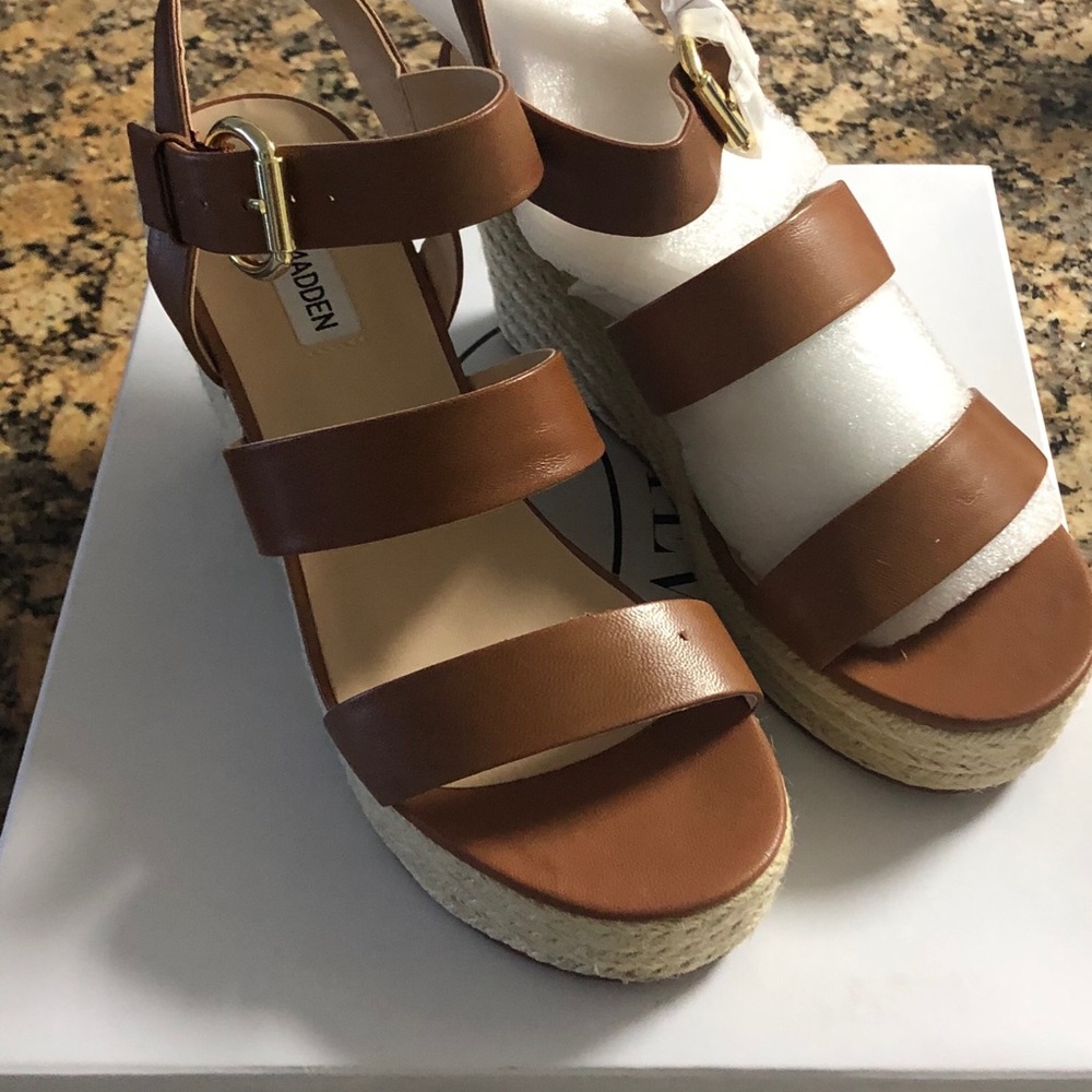 SOLD 🚨 Steve Madden Wedges Size 8